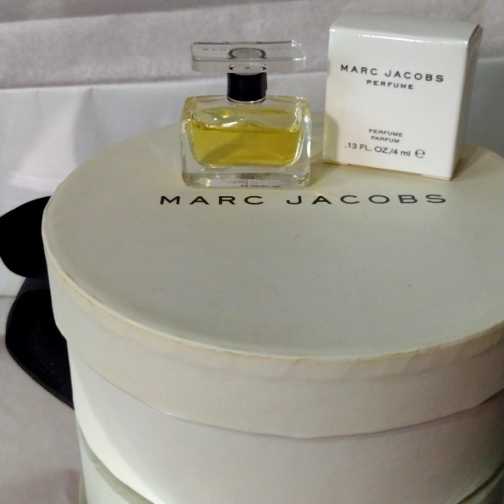 MARC JACOBS 🎁 Perfume, 2 Eau de Toilette, Perfumed Lotion, Permanent Case NWT - Picture 6 of 11